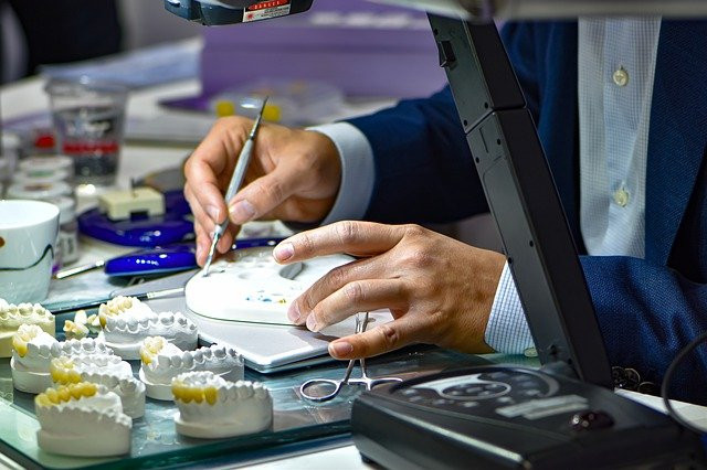مختبرات القمة لصناعة الاسنان